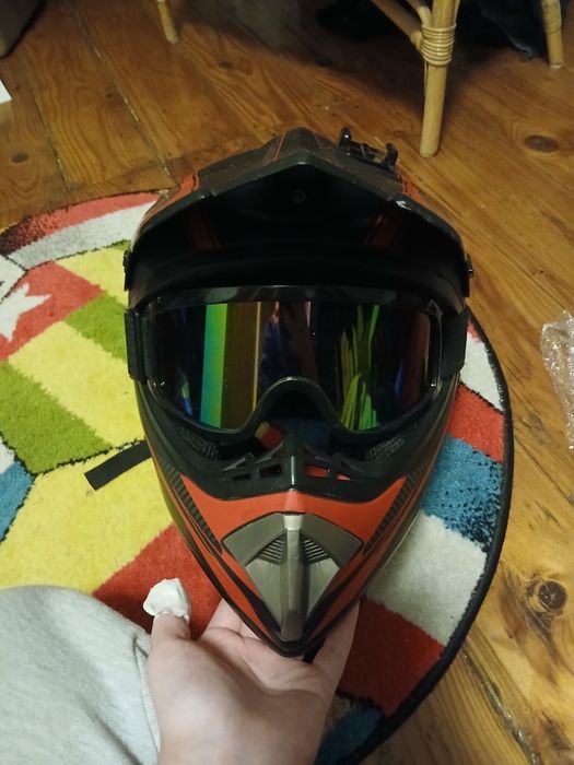 Vând cască pentru moto