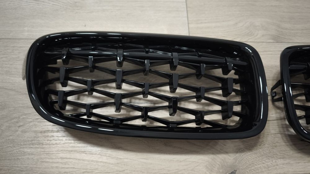Grile diamond bara fata Bmw F30 F31.
Culoare negru lucios.
Au ambal