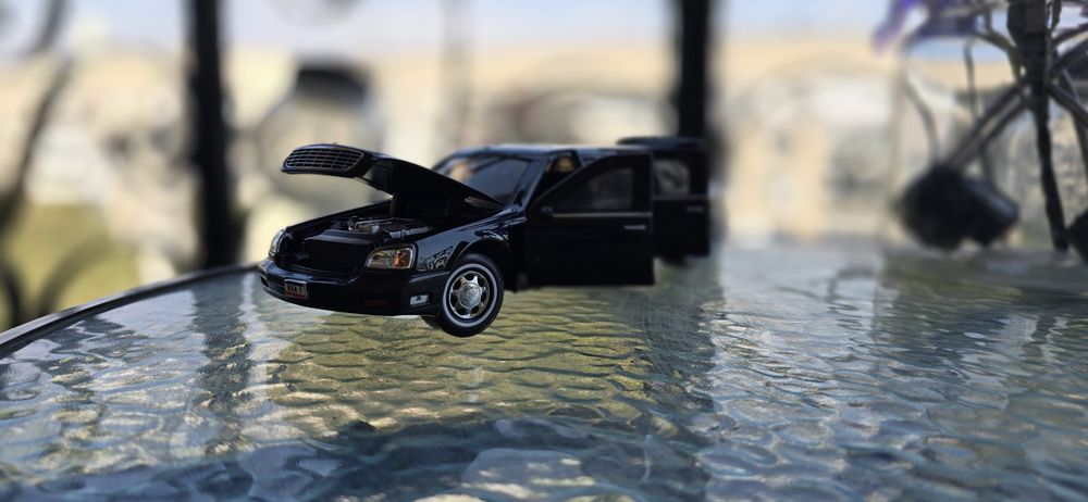 Road Signature '01 Cadillac Limousine Pres. Series 1/24 Diecast Model