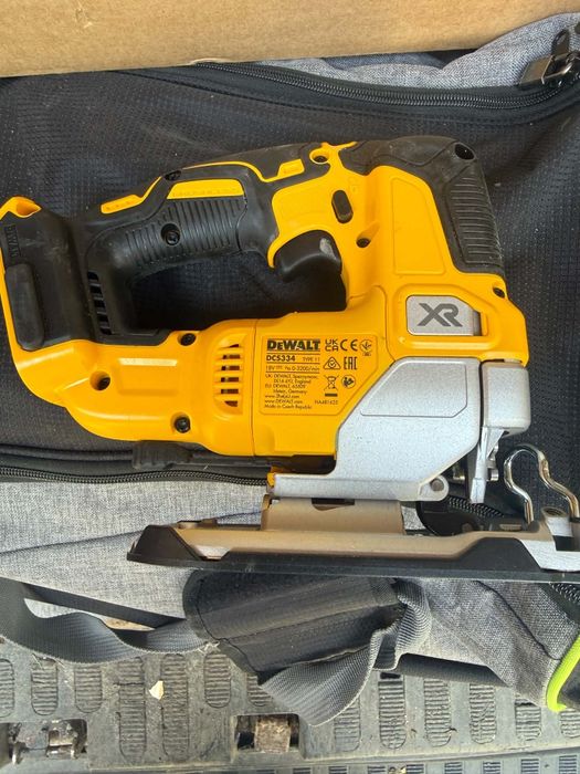 Продавам акумулаторен прободен трион DeWalt DCS334 18V XR Brushless.