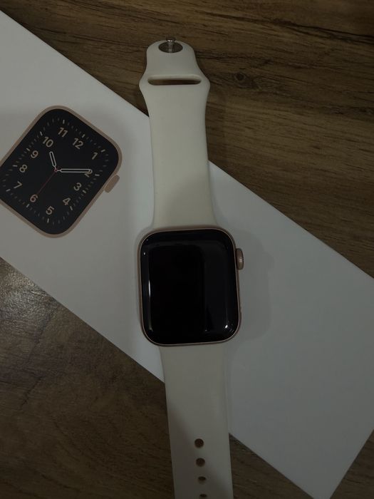 Продаю Apple Watch SE