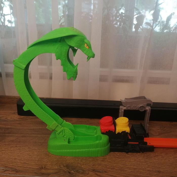 Писта Hot Wheels Токсичен змийски удар