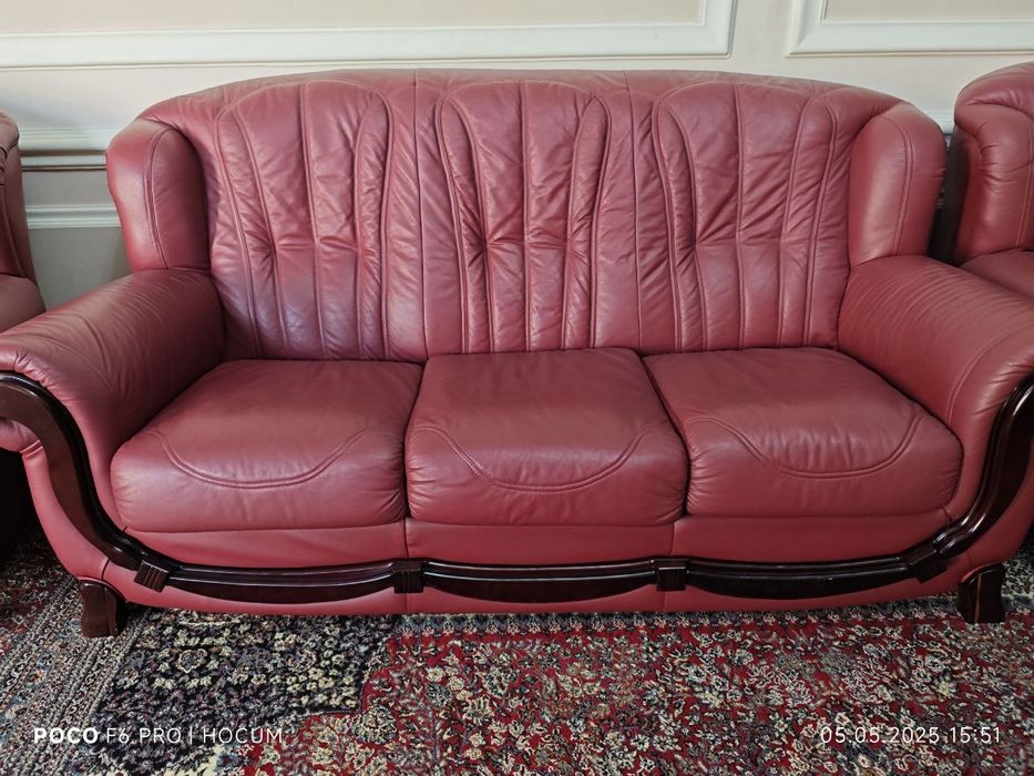 Кожаный диван , софа и 2 кресла в отличном состоянии.