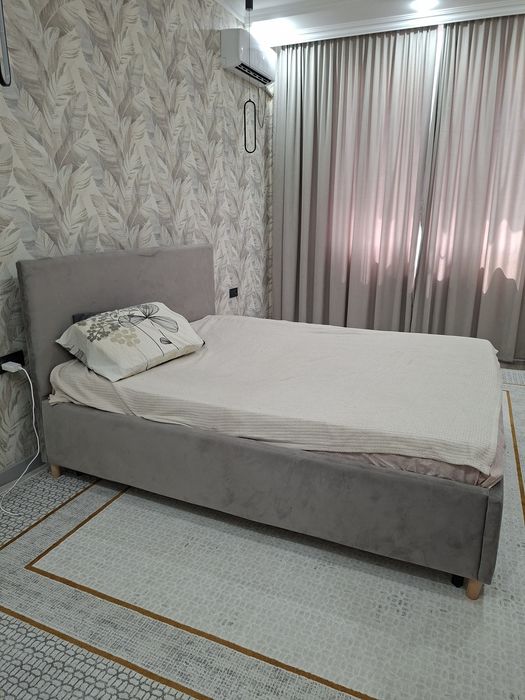 Продаю кровать с матрасом
