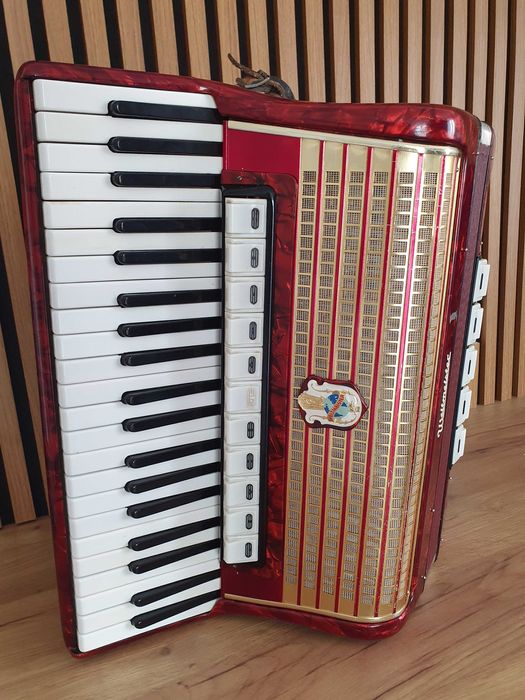 Vând acordeon Weltmeister cu 120 de basi pe 4 scaune