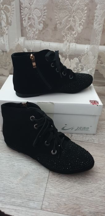 Продам полуботиночки.