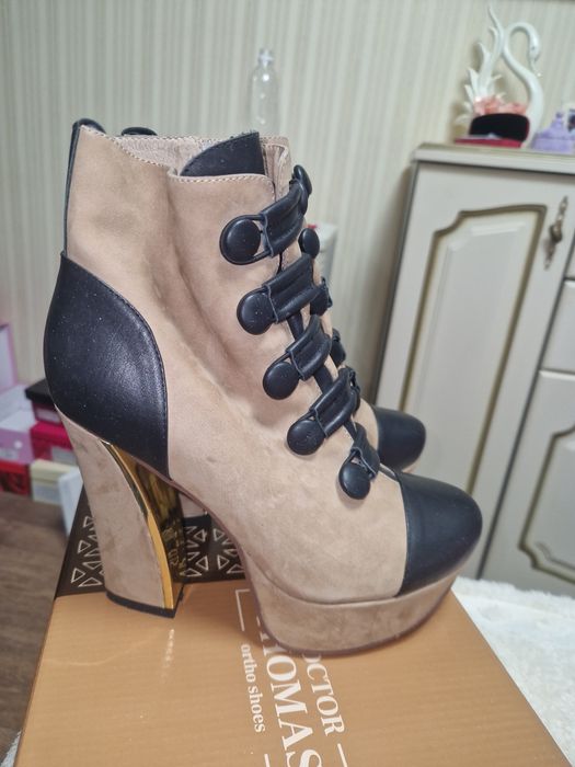 Разные сапоги женские