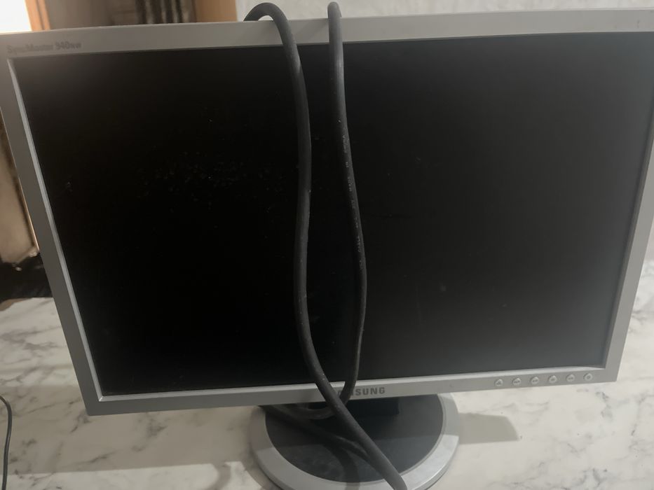 Компьютер с клавиатурой и стол