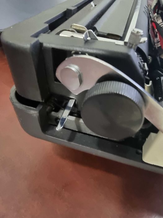 Пишеща машина на кирилица Хеброс 1300