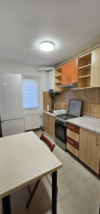 Ofer spre închiriere apartament cu două camere