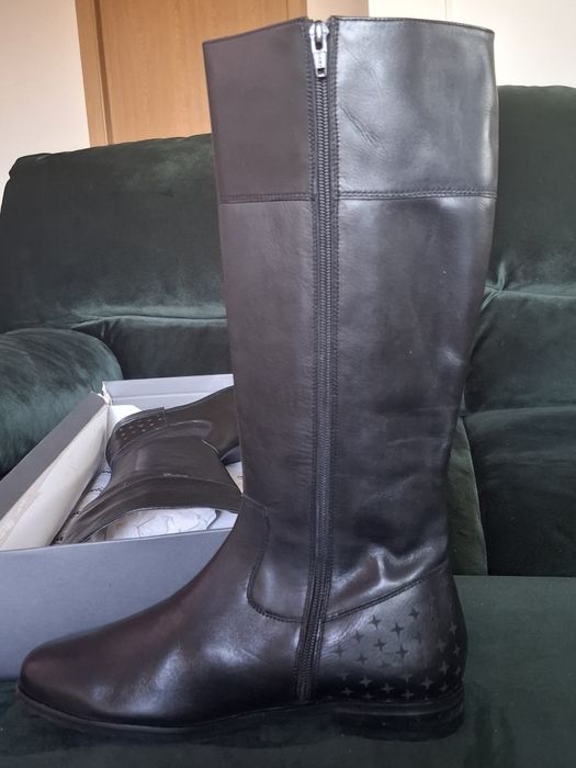 Cizme de piele negre înalte.