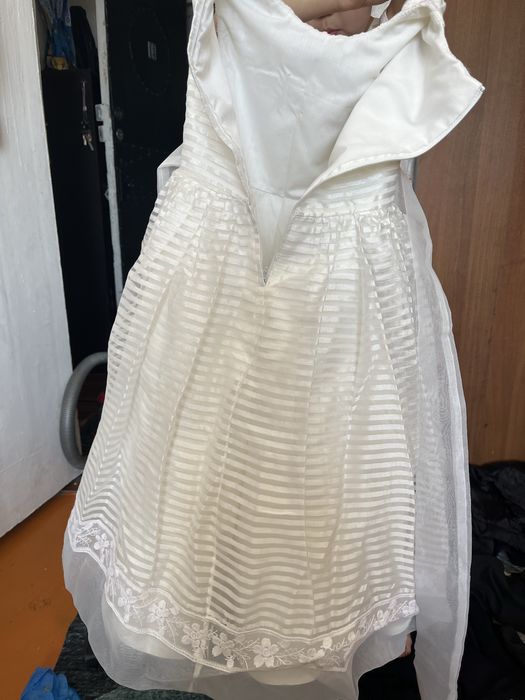 Продам белое платье для девочки