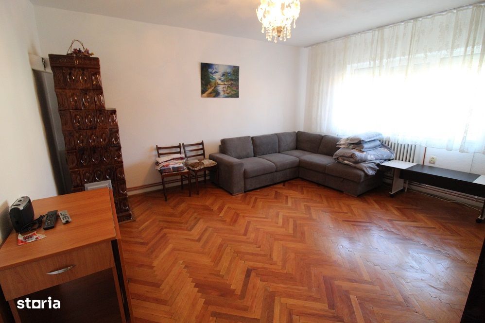 Vând casă P+E+Pod în Hațeg, teren 700 mp, garaj, filigorie...