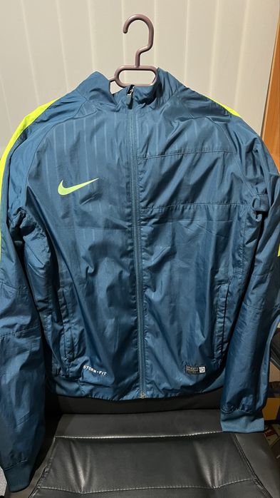 Nike горнище, супер състояние и модел на Найк. Размер:М