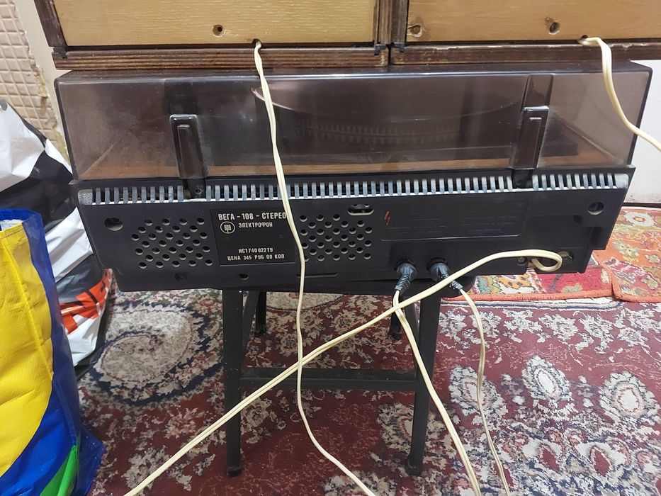 Проигрыватель с колонками Вега 108