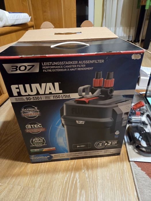 Аквариум за рибки със стойка