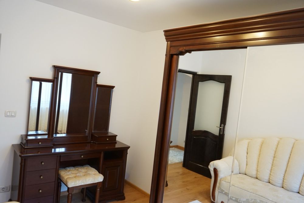 Apartament cu 3 camere de inchiriat, 2 balcoane, zona semicentrala