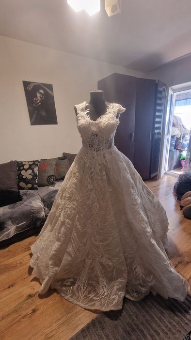 ROCHIE MIREASA cu trena lunga