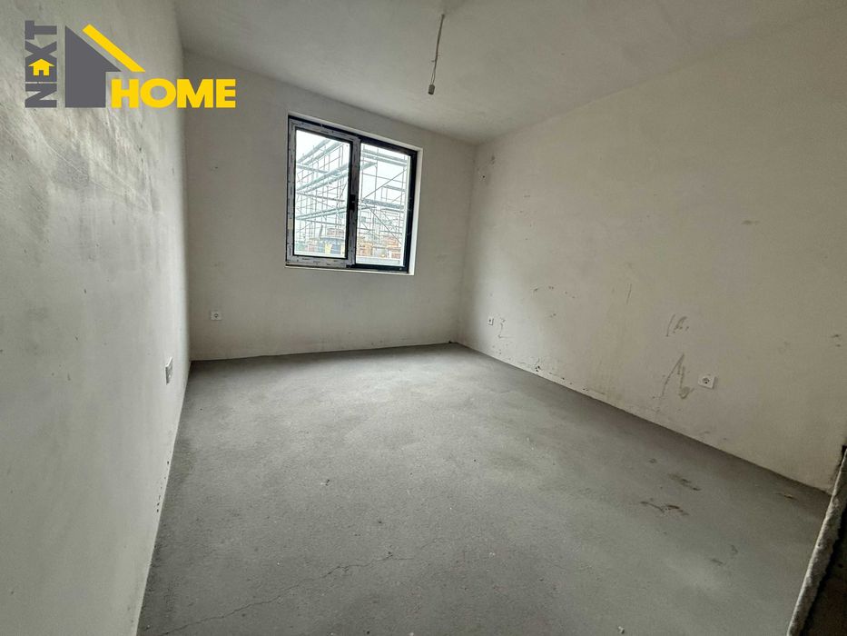 Тристаен апартамент в новопостроена жилищна сграда, със собствен двор