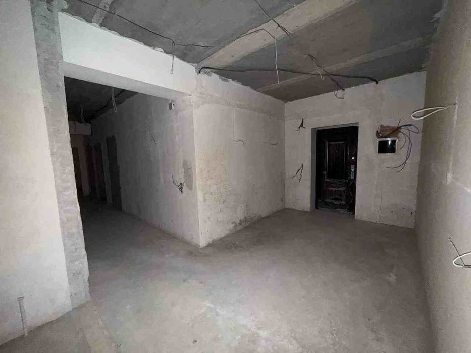 Марказда 6хонали квартира срочно сотилади.