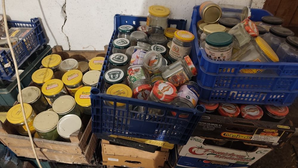 Продавам буркани с капачки, всякакви размери.