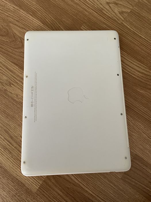 Laptop Apple MacBook model 2009/2010 are display spart pentru piese .Bateria buna ,4gb ram fără hard disc și încărcător