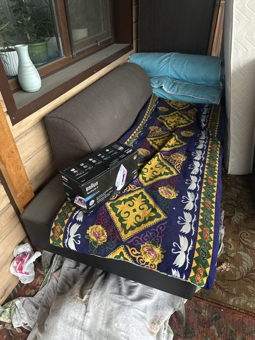 Стол, 3 матраса, 2 шкафа, диван