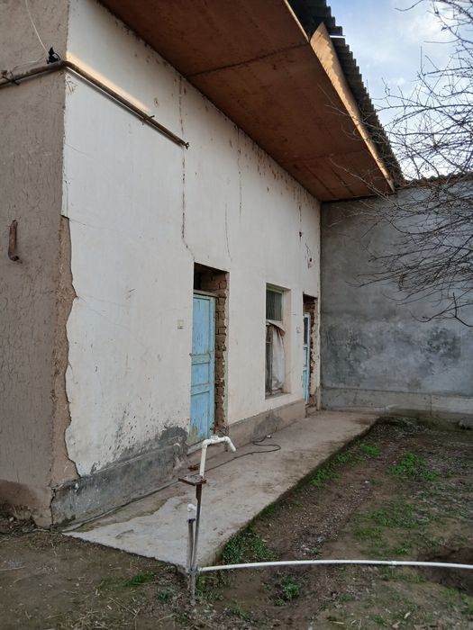 Уй сотилади Янгиюль туманида  К.ора  тепада