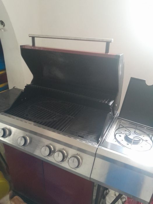 Vând Grătar pe gaz