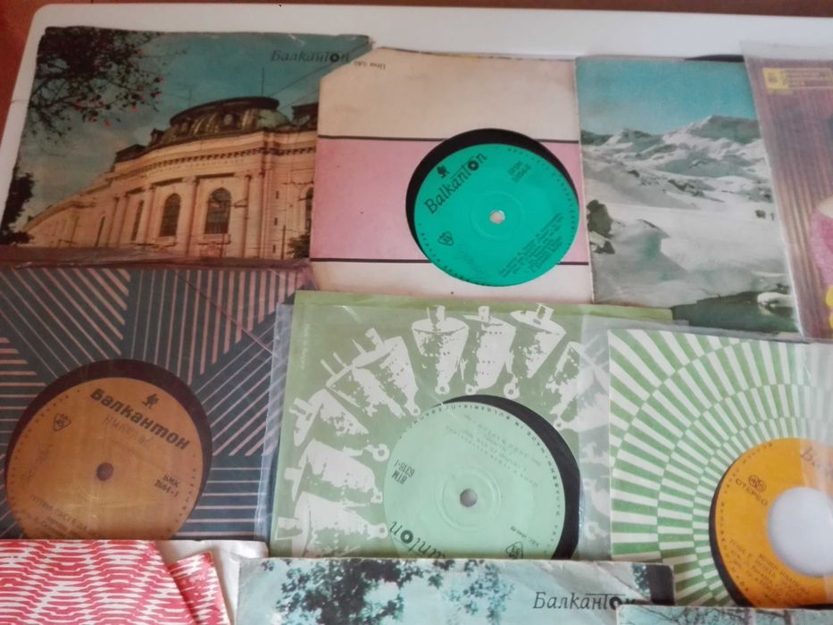 Красива картина и малки грамофонни плочи.