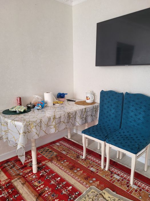 Продам обеденный стол с 4 стульями