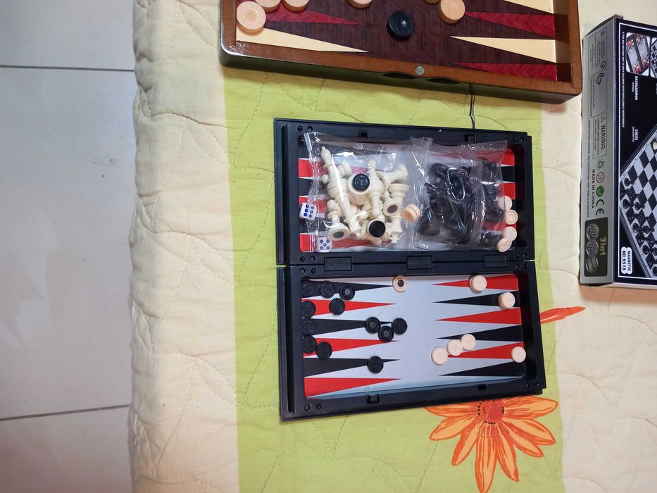 Продава се магнитен шах