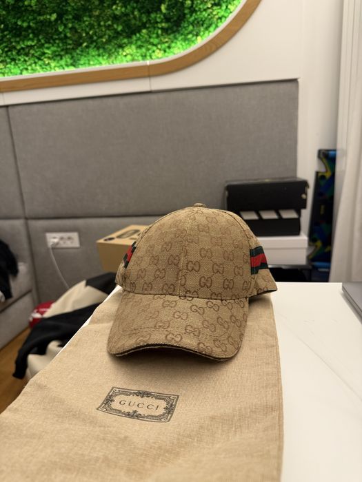 Gucci шапка не е пипана