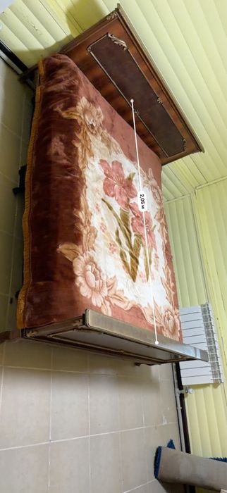 Кровать один из них раскладывается