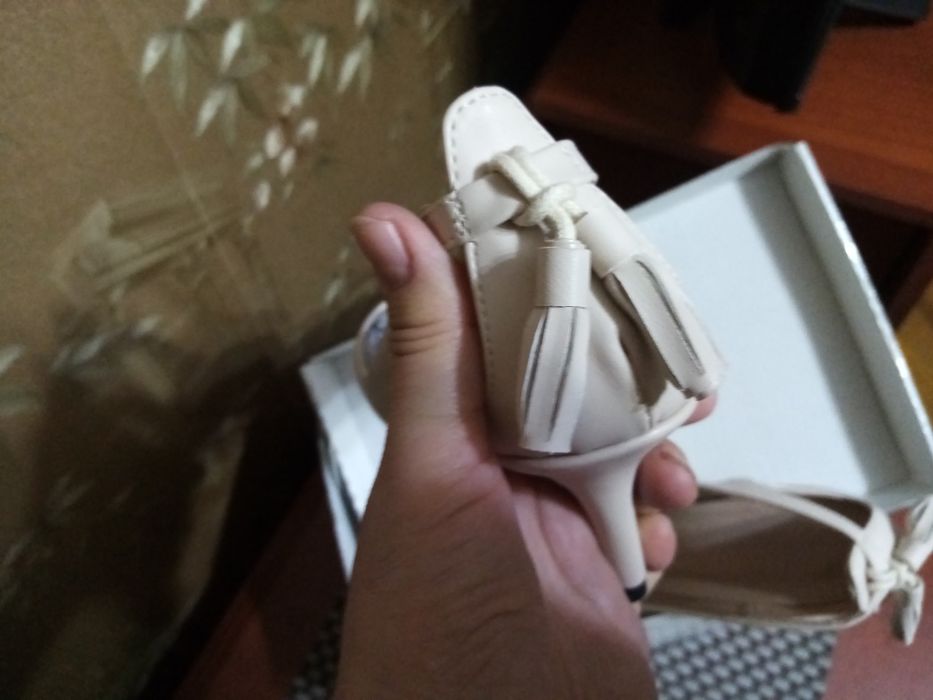 Женские кожанные светло-бежевые туфли размер 41