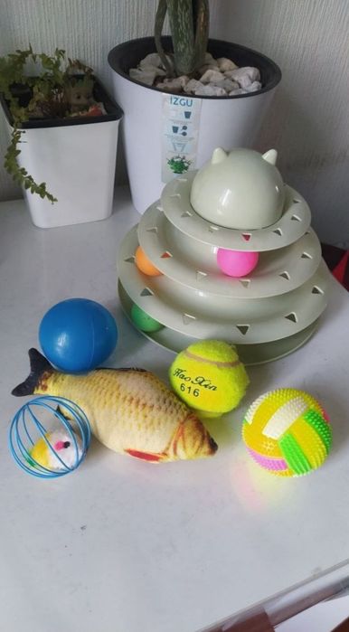 Игрушки котикам.