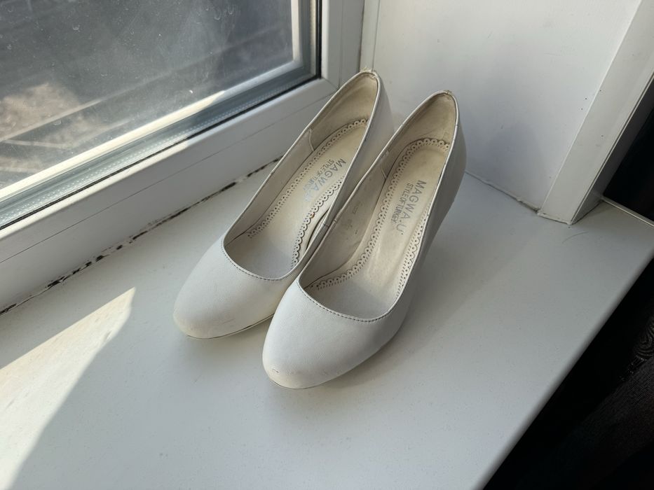 Отдам белые свадебные туфли………….