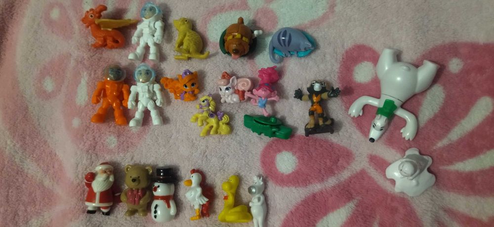 Игрушки из киндеров и поняшки