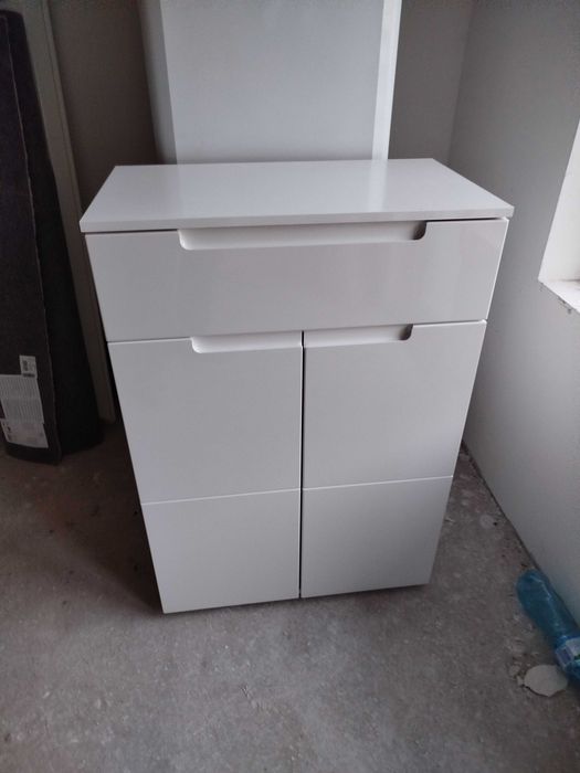 Пълно бзавеждане: хладилник, канапе, маса+4 стола, TV-шкаф+скрин+шкаф