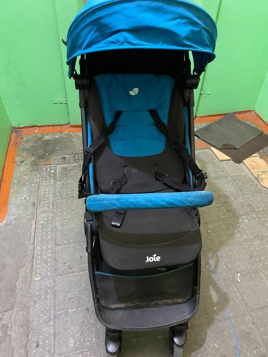Продается прогулочная коляска  joie для детей  синего цвета.
