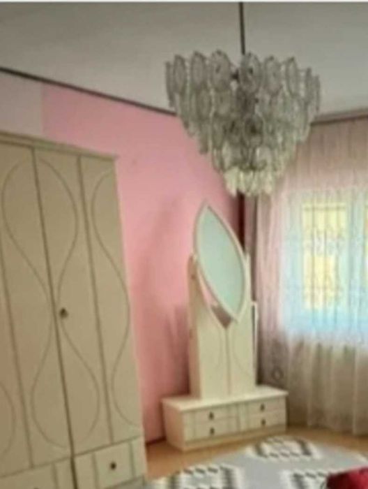 Vând 4 lustre la preț de 1