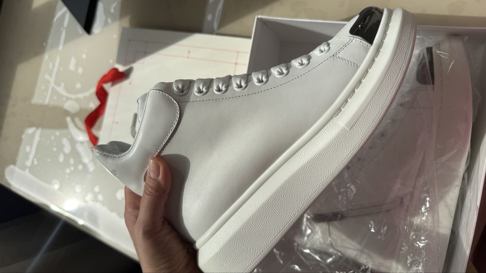 Белые ботинки на подошве кожа