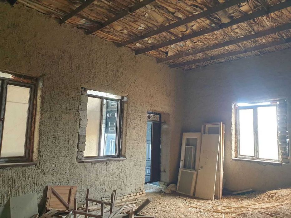 Hovli 8 sotix sotiladi