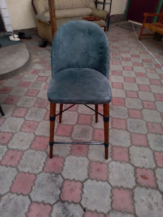 Продам барный стол со стульями