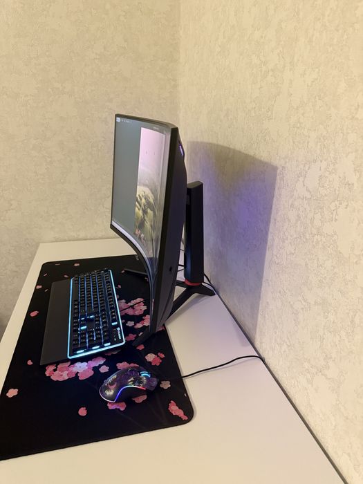 Компьютер:(WIFI,с наушниками, вебкамера)
