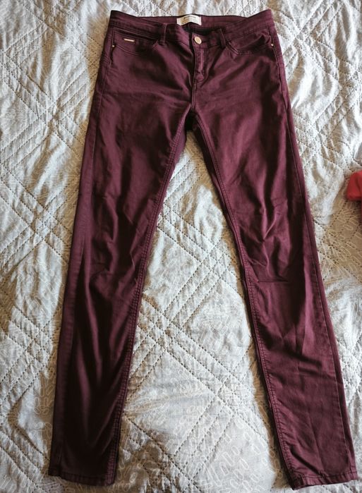 Червен панталон Stradivarius