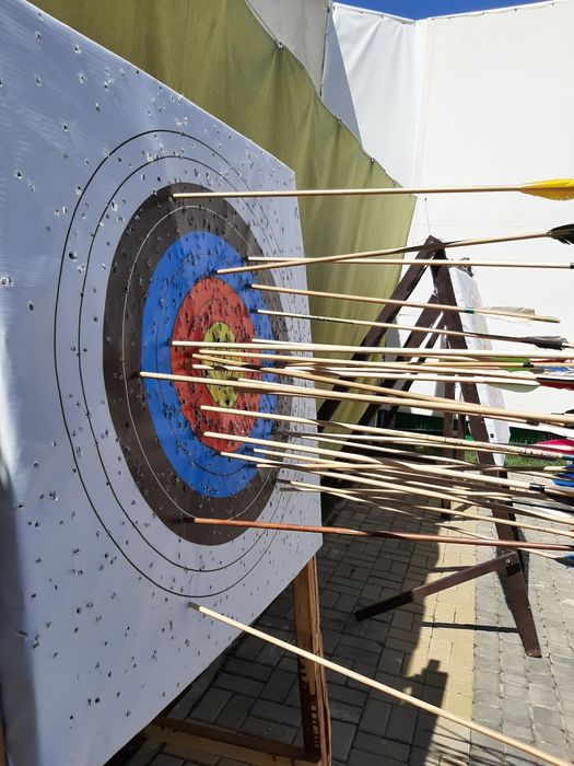 Садақ және Асық бар