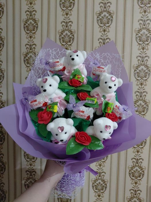 Новые букеты из мишек и рафаелло