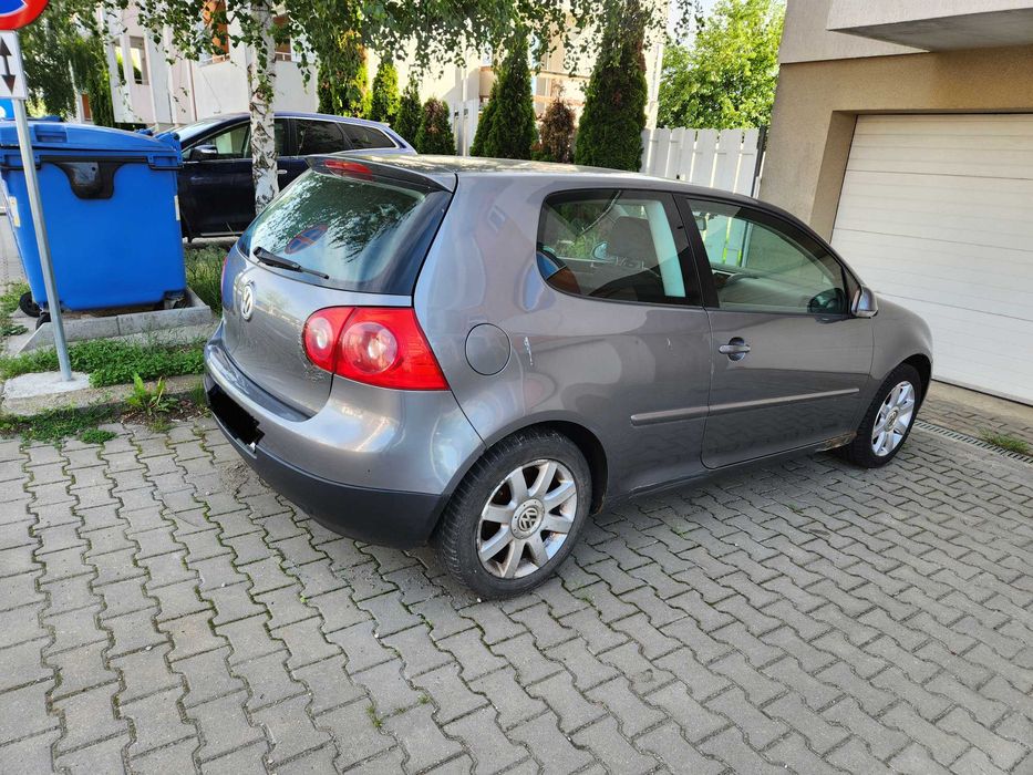Vând VW Golf 5 gri metalizat, 2005, cutie manuală, 600 euro