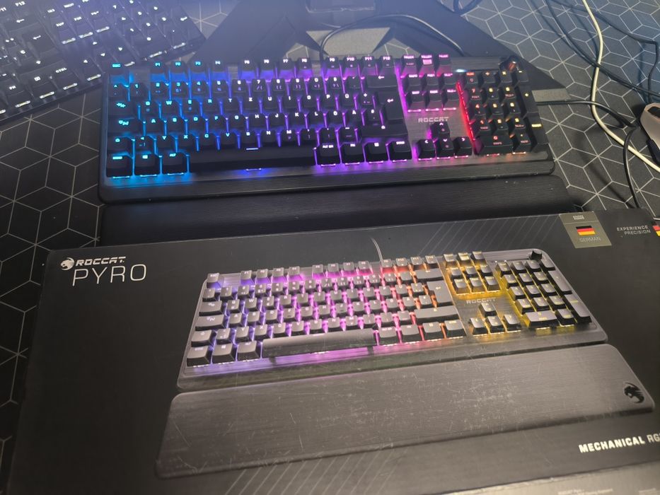 Vând tastatura mecanica ROCCAT Pyro
